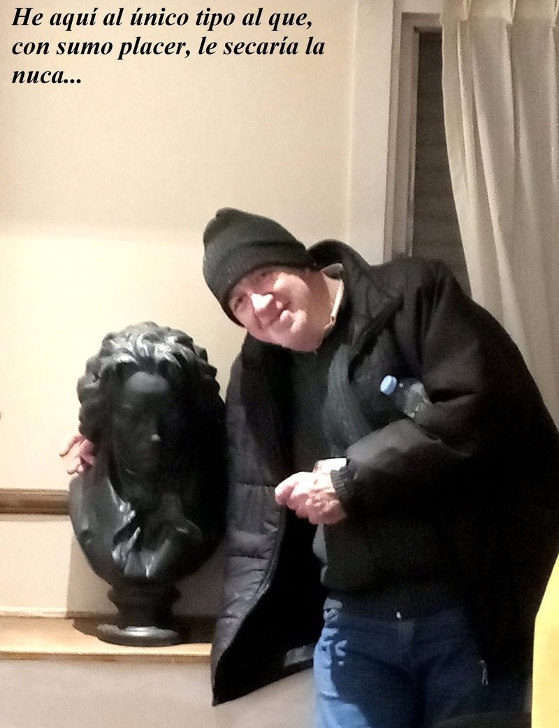 Daniel con gorro de lana junto a un busto de Beethoven, con el epígrafe: He aquí al único tipo al que, con sumo placer, le secaría la nuca